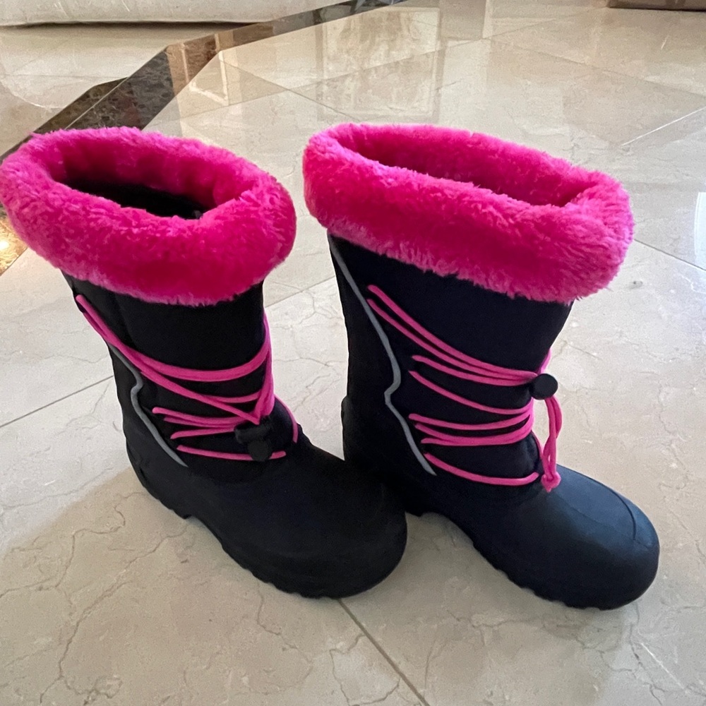 Ski boots, brand weather springs, size 5, perfect condition